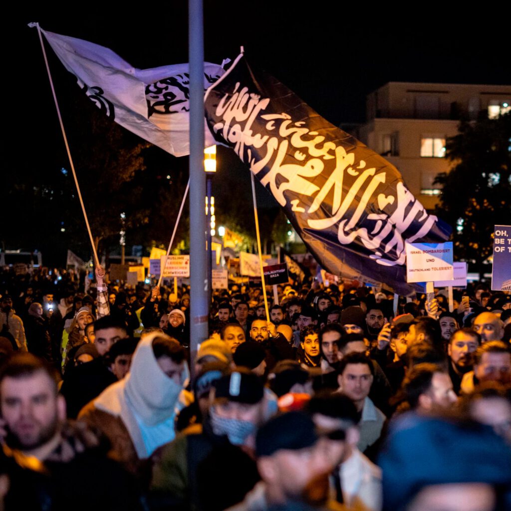 Teilnehmer der Großdemonstration in Essen schwenkten islamistische Banner
© Christoph Reichwein