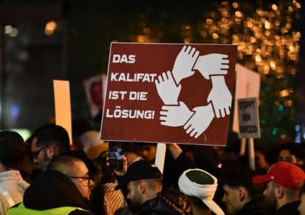 Rufe nach einem Kalifat in Hessen © IMAGO