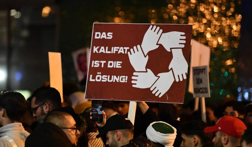 Ein Gespenst geht um in Europa – das Gespenst des Kalifats. Rufe nach einem Kalifat in Hessen © IMAGO