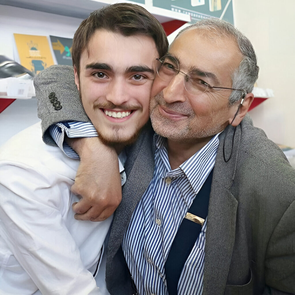Sadegh Zibakalam, politikwissenschaftlicher Dozent und prominente Figur des reformistischen Lagers im Iran, neben Ahmad Khomeini, dem Urenkel des Revolutionsgründers Ayatollah Khomeini.