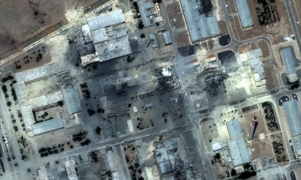 Dieses Satellitenbild, bereitgestellt von Maxar Technologies und aufgenommen am 22. Juni 2025, zeigt die Schäden durch die US-Schläge an der Urananreicherungsanlage von Isfahan im Zentrum Irans. (Bildnachweis: Satellitenbild ©2025 Maxar Technologies/AFP)